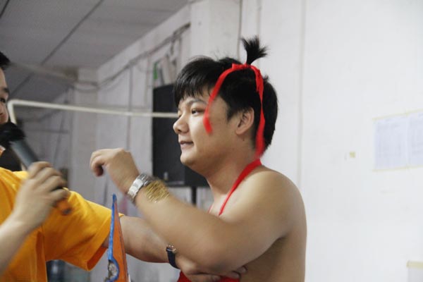 主持人給我們帶來(lái)歡笑
