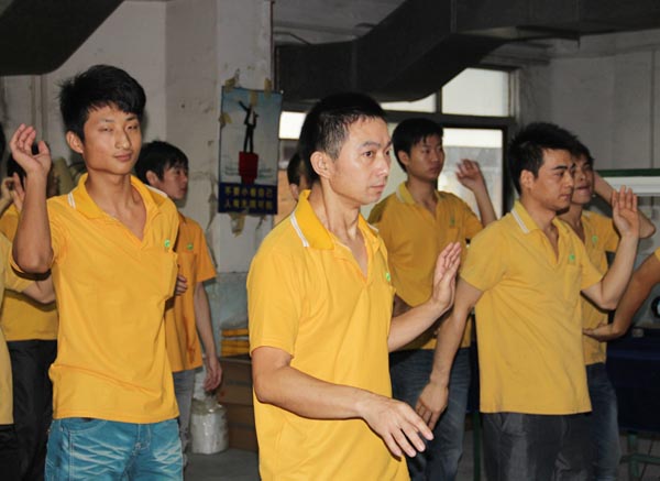 萬(wàn)通家人一起跳抓錢舞